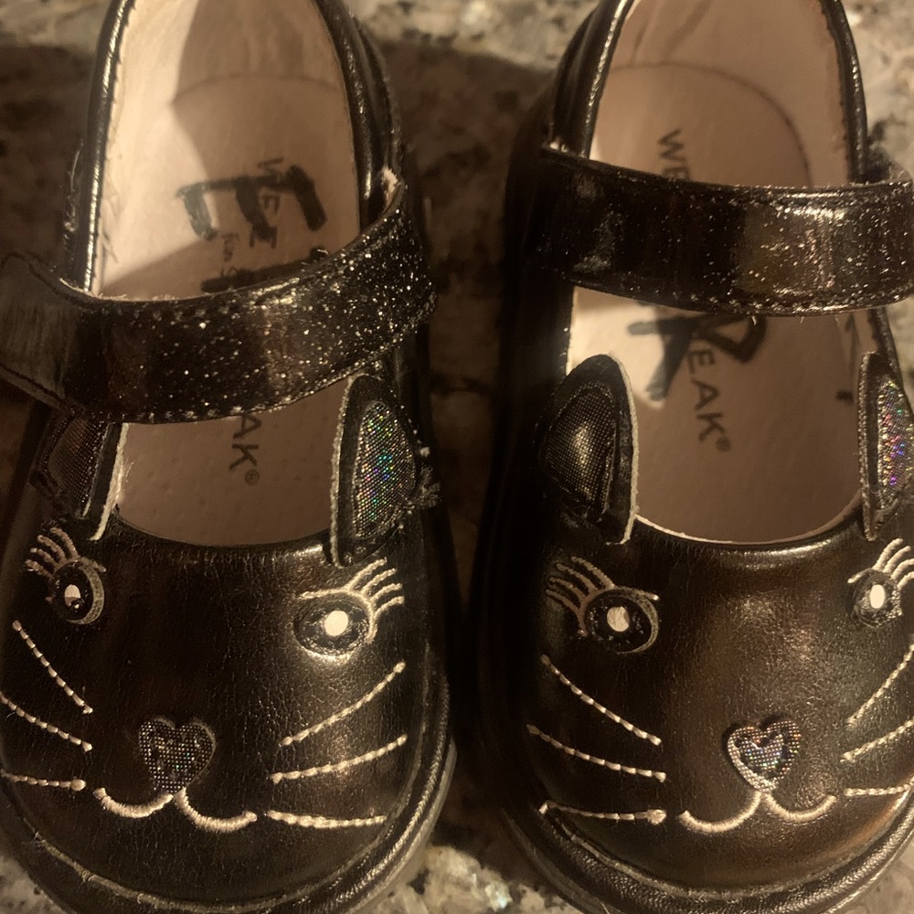 Toddler girls wee squeak black cat shoes. Size 5